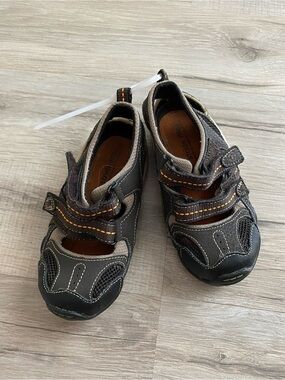 7M Stride Rite Black and Gray Kids Closed-Toe Sandals with Orange Stitching